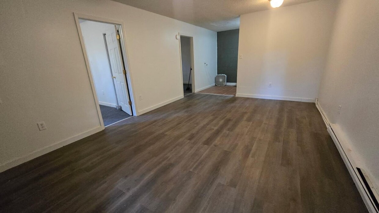 Building Photo - 2/1 apartment for rent