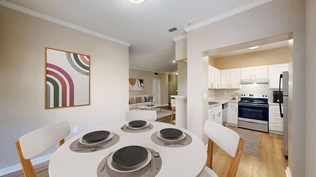 Cocina de planta abierta con electrodomésticos de acero inoxidable. - Reflections on Sweetwater Apartments