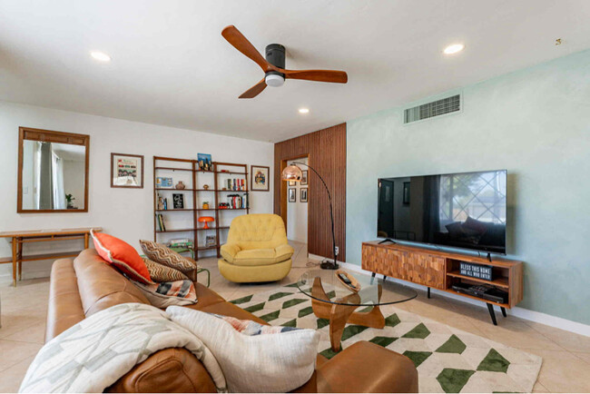 Foto del edificio - 6631 E Oak St