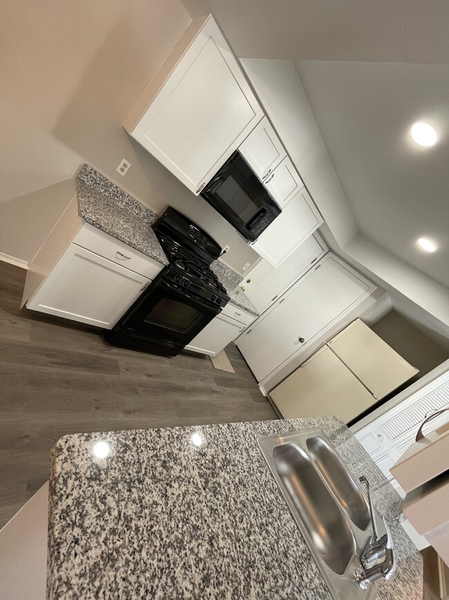 Building Photo - 31851 Breezeway Dr