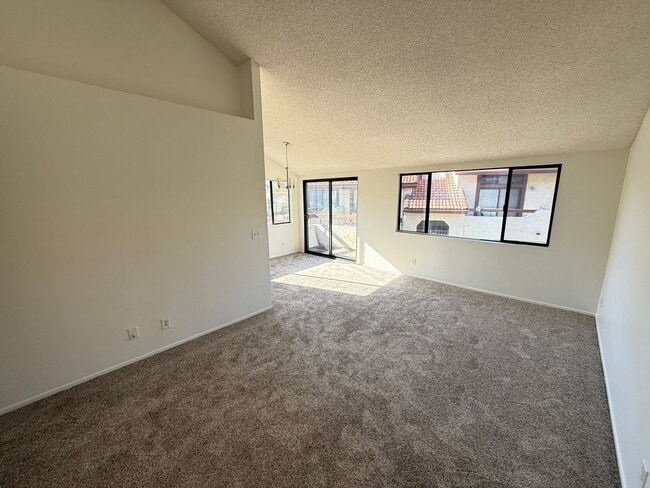 Building Photo - Charming 3-Bedroom Upper-Unit Condo in Can...