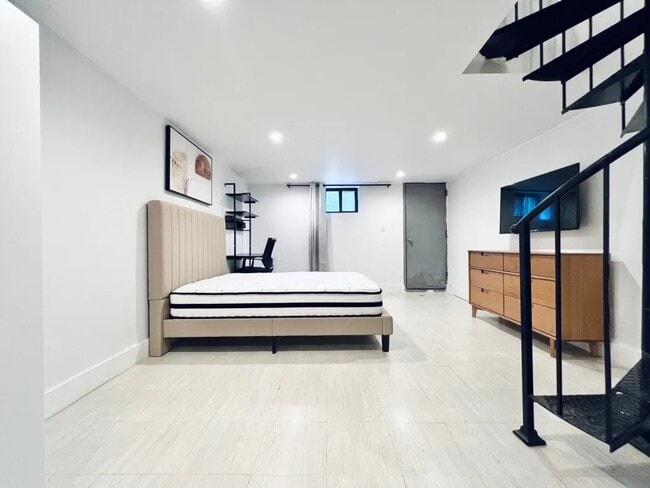 Foto del edificio - Furnished room/NOT APARTMENT