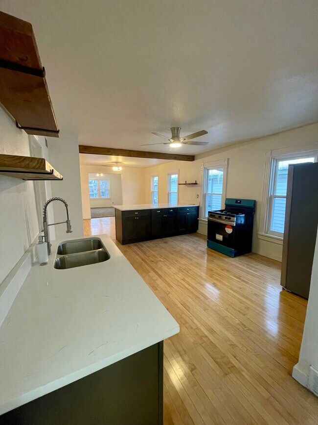 Foto del edificio - 439-441 E Dover St