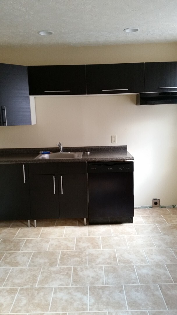 Building Photo - Large Town Home