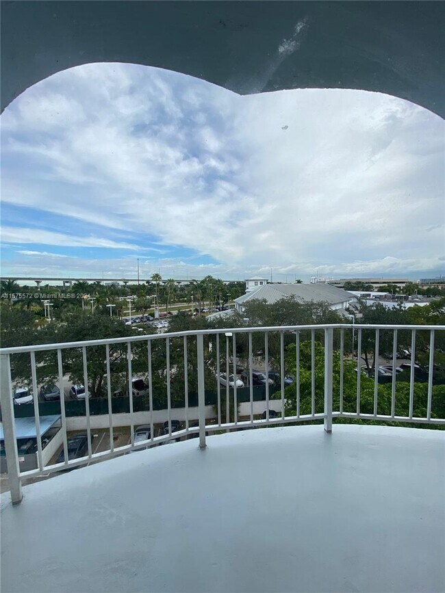 Foto del edificio - 484 NW 165th St