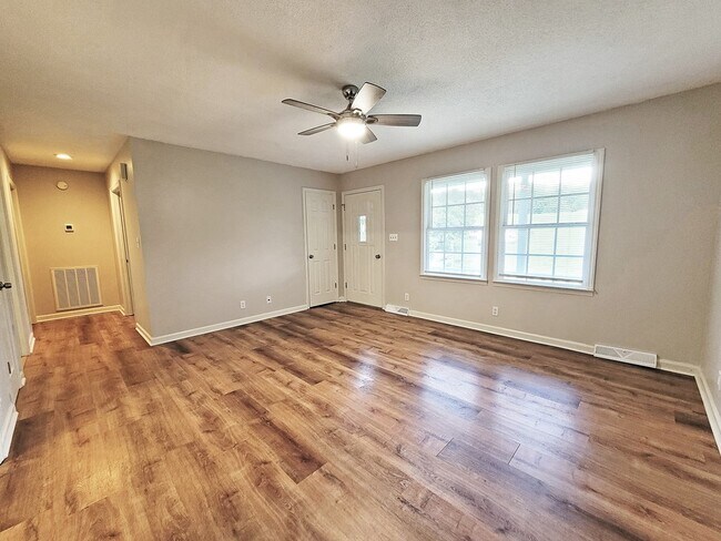 Foto del edificio - 8600 Reedy Creek Rd