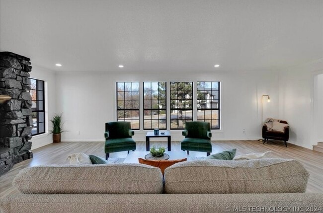 Building Photo - 11016 S Jamestown Ave