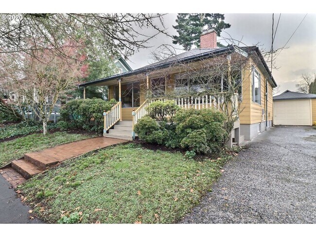 Building Photo - Gorgeously Modern 3Bed, 2Bath with HUGE re...