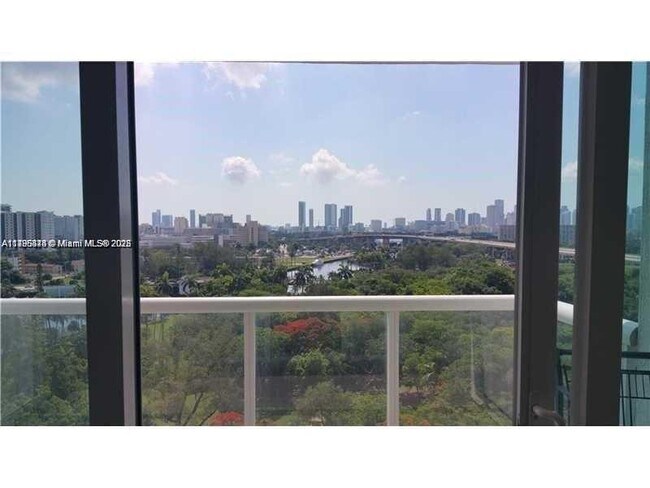 Foto del edificio - 1861 NW S River Dr