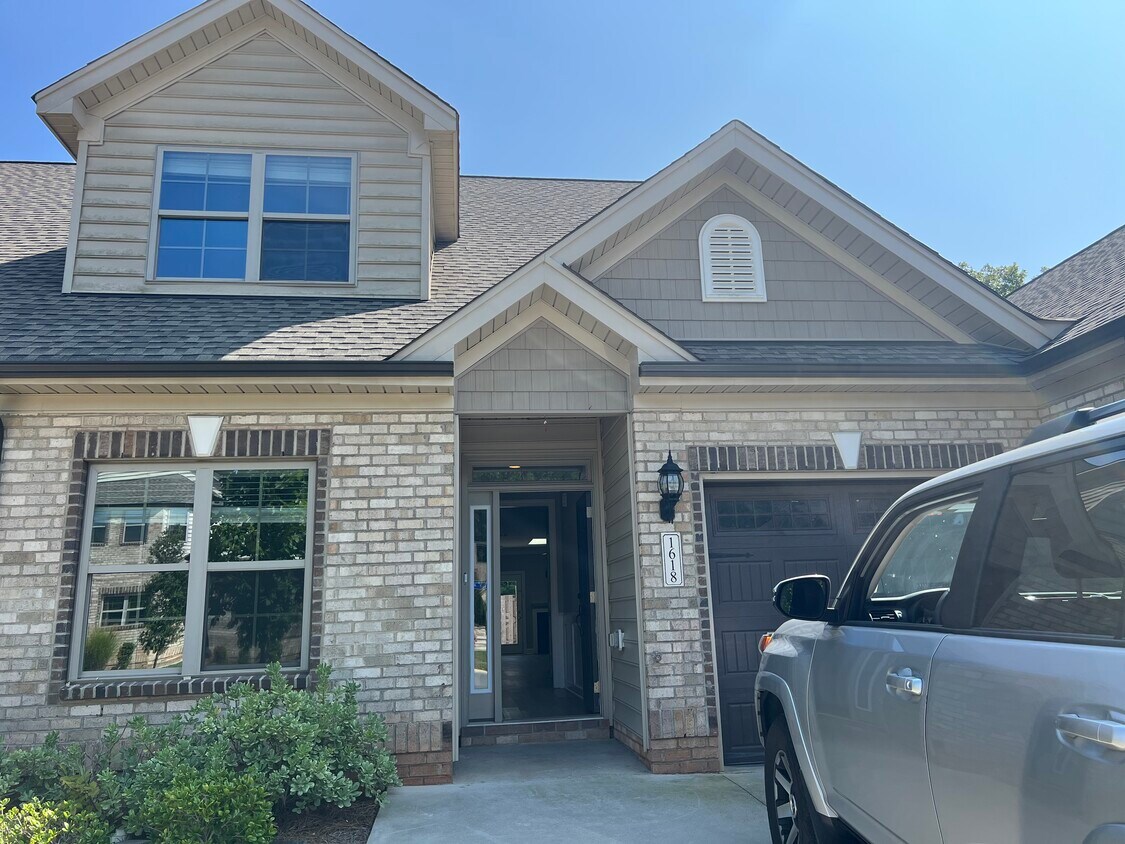 Foto principal - 1618 Cedar Hill Way
