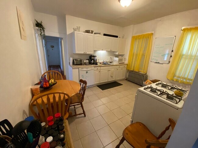 Building Photo - 147 Kelton St