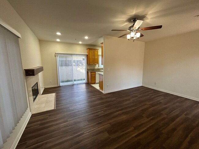 Building Photo - Beautiful Modern Rear Townhouse 3 Bed 2.5 ...