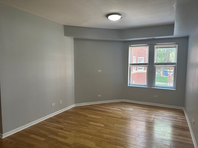 Building Photo - 6419 N Greenview Ave