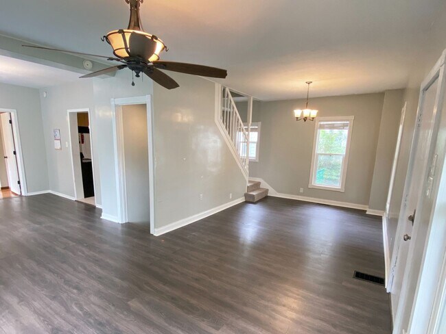 Building Photo - 5 Bedroom house for rent!
