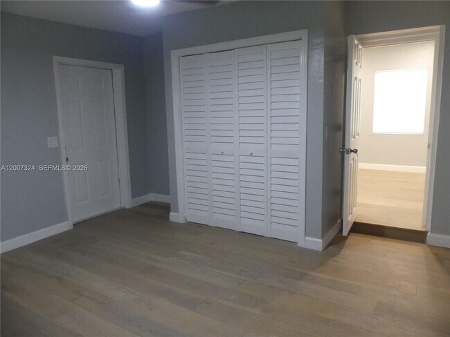 Foto del edificio - 161-165-165 NW 40th St