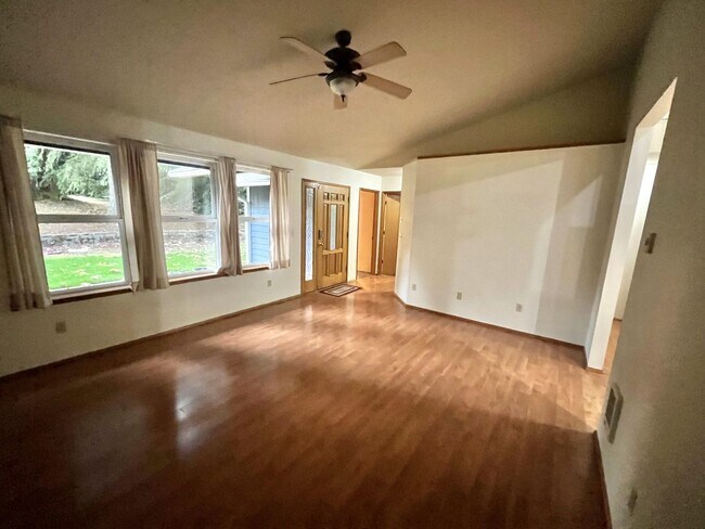 Foto del edificio - 3 Bedroom Home in Seabeck Heights!
