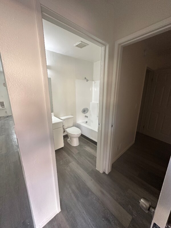 Building Photo - 4688 Huntington Dr