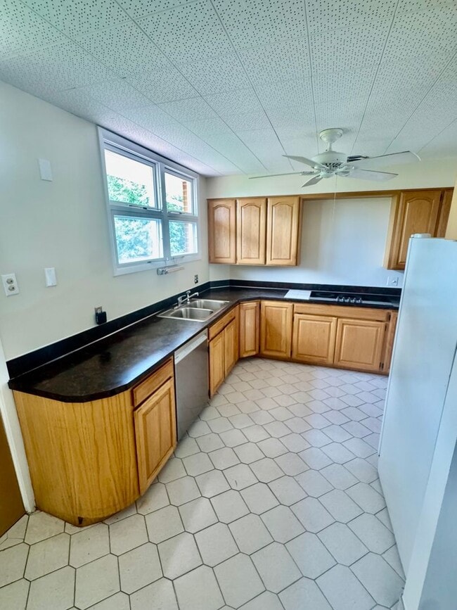 Building Photo - Mid-Mod Wheat Ridge Gem!