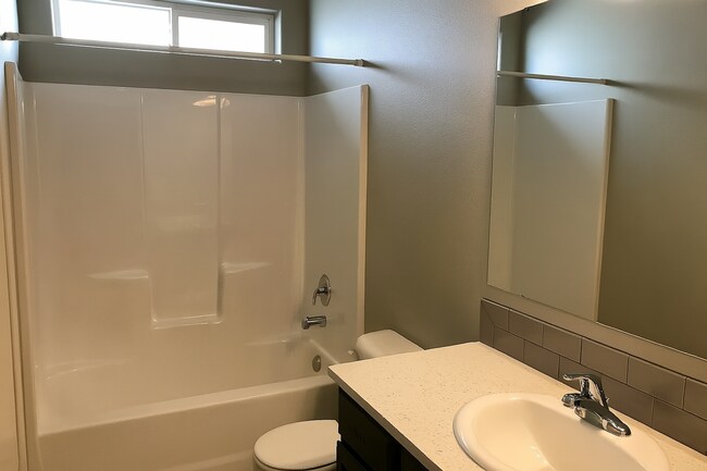 Building Photo - Gorgeous single-level 3x2 with fully fence...