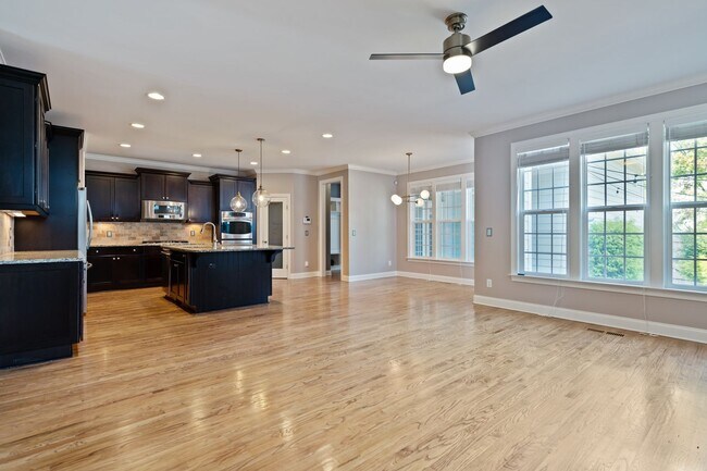 Foto del edificio - Available Early April! Gorgeous Updated 5-Bedroom, 5-Ba in the Desirable Amberly Community!