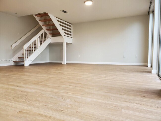 Foto del edificio - 5244 NW 102nd Ct