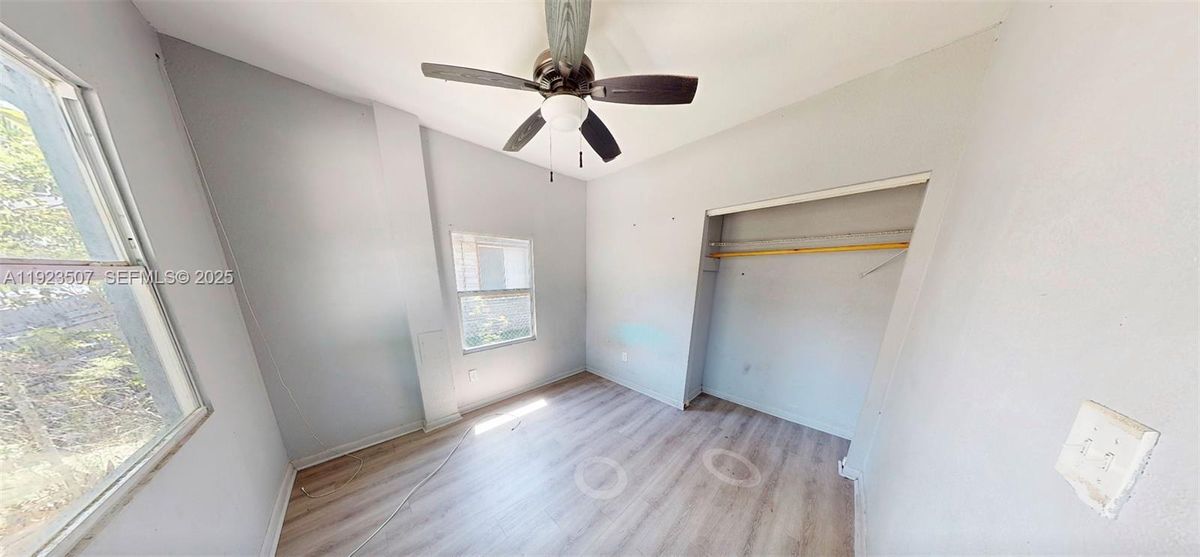 Foto del edificio - 236 NE 57th St