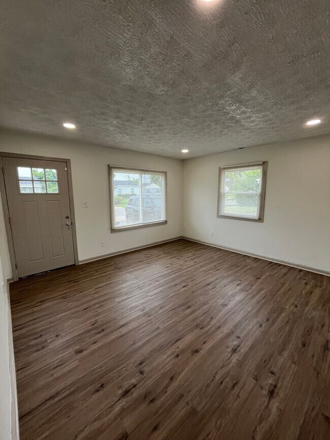 Foto del edificio - Beautifully Renovated 3-Bedroom Ranch with Open Floor Plan & 2-Car Garage
