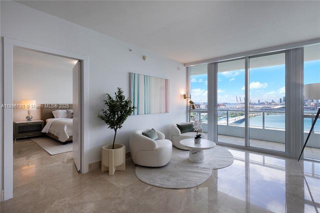 Foto del edificio - THE BENTLEY BAY CONDO