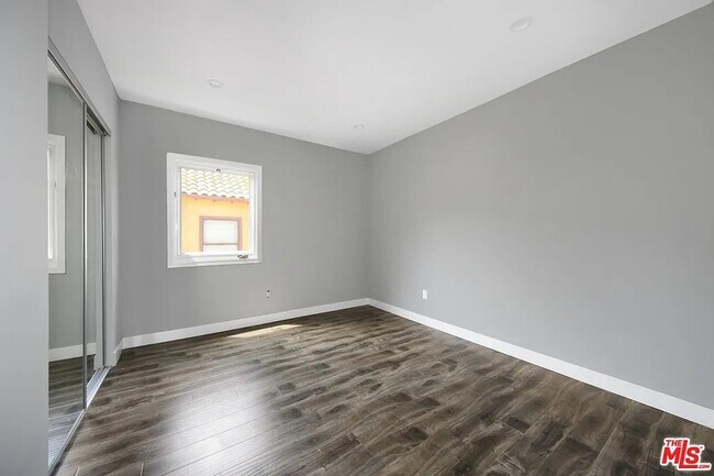 Foto del edificio - 1048-1050 Meadowbrook Ave
