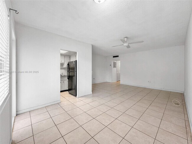 Foto del edificio - 2430 NE 135th St
