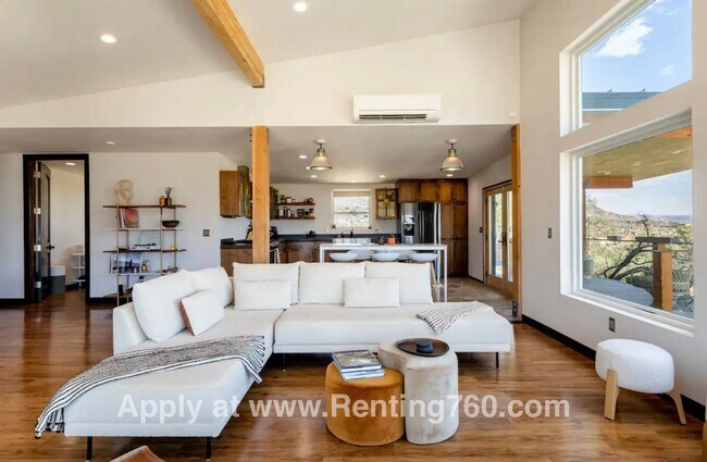 Foto del edificio - Unique Home Minutes Away From JT National ...