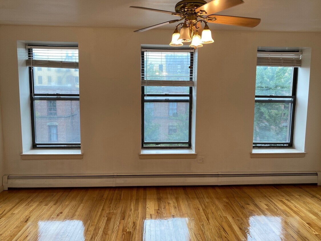 Foto del edificio - Large, Full-Floor Brownstone 1BR