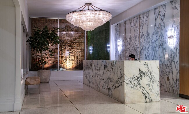 Foto del edificio - 8787 Shoreham Dr