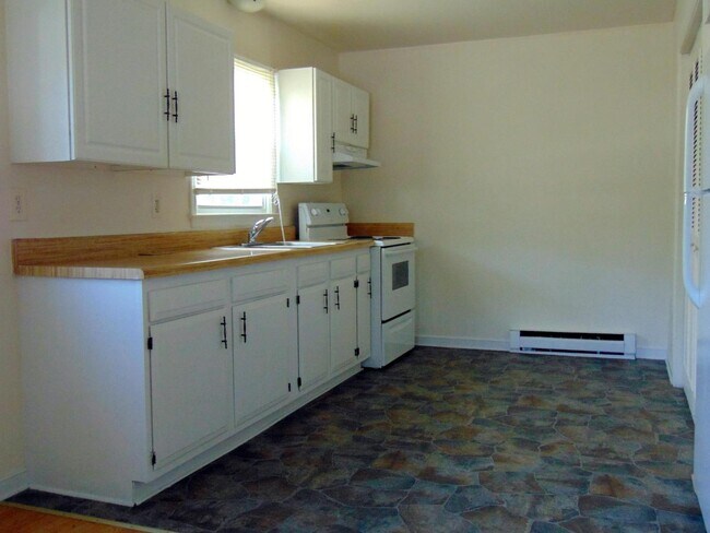 Building Photo - 812 Azalea Ave