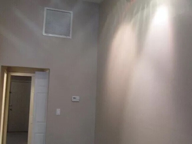 Building Photo - 1 bedroom 1 bath townhouse! Off of Tharpe st! Available now!