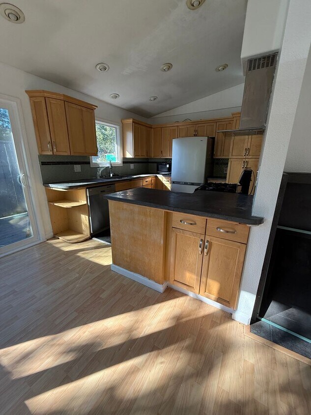 Foto del edificio - 4BD/2BA Anchorage Home – Fresh Paint, New ...