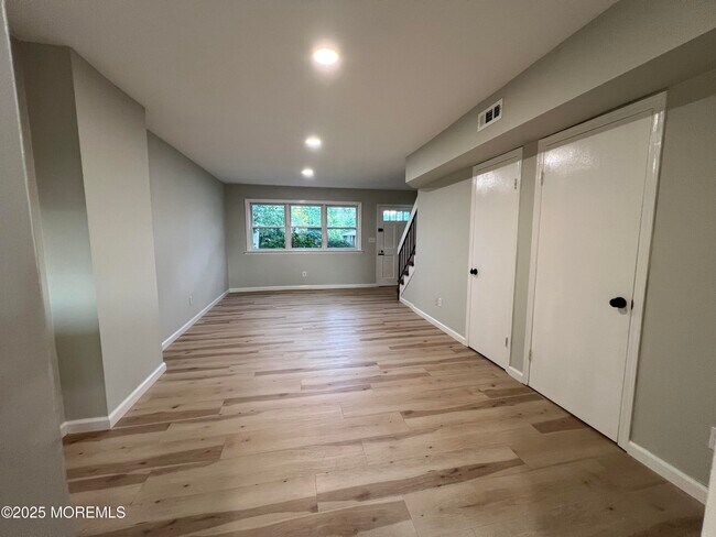 Building Photo - 15 Briar Mills Dr