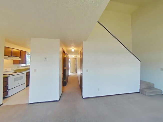 Building Photo - 3 Bedroom Duplex ~ Close to Campus ~ Pet F...