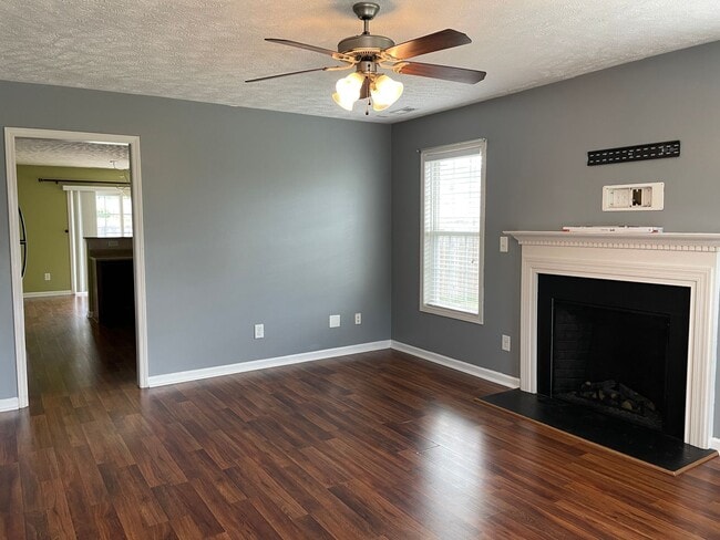 Foto del edificio - Charming 3 Bed 2 Bath Raeford Home with Fenced Backyard