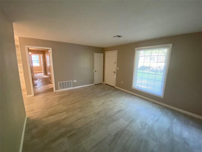 Foto del edificio - 3540 Farwood Dr