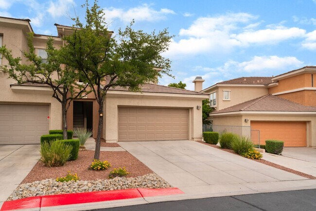 Foto del edificio - Beautiful, upgraded 2 story townhouse unit...