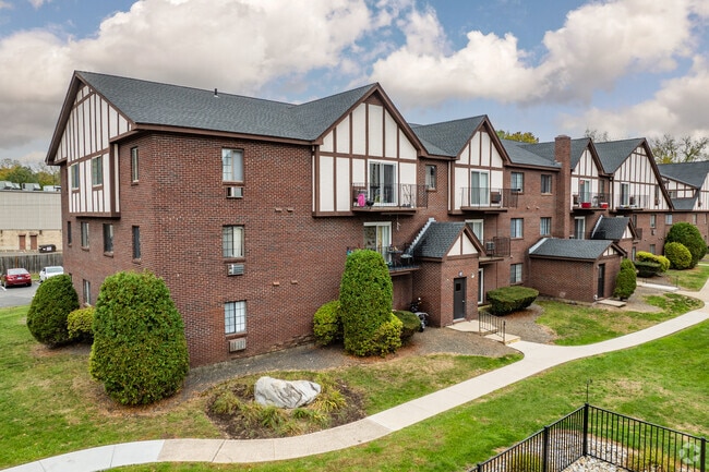 37 Sharon Rd, Waterbury, CT 06705 - Rivers Edge Apartments