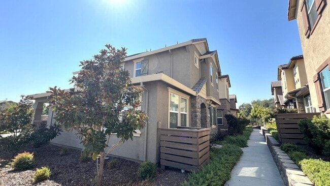 Building Photo - Beautiful Newer Roseville 3bd/2.5ba Home i...