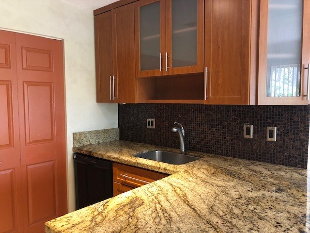 Foto del edificio - 8751 Cleary Blvd