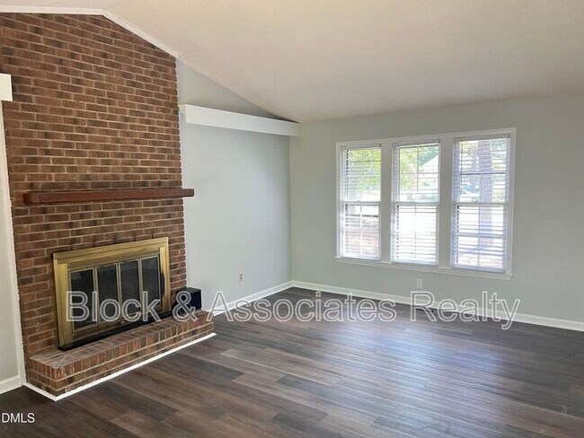 Foto del edificio - 200 Lake Pine Dr