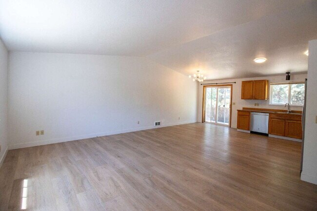 Building Photo - 3/2 Home close to hospital in quite NE Cul de sac