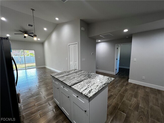 Foto del edificio - 1106 Cape Coral Pkwy W