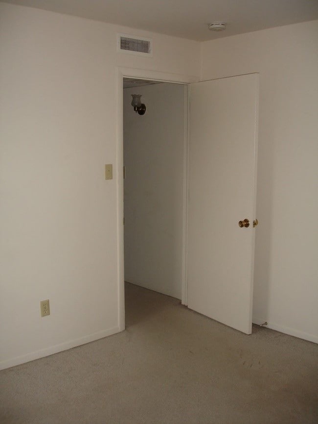 Building Photo - 2 br, 1 bath House - 3606 ORKNEY ROAD, APT. B
