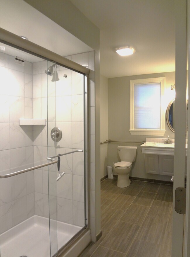 Baño - 659 E 3rd St
