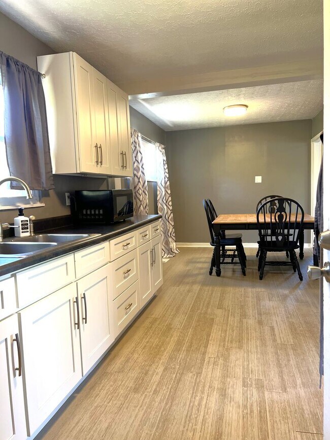 Foto del edificio - *Maryville 37804 - Charming 2 bedroom, 1 bath Brick Rancher with a 1-car garage - Call Adam Sharp...